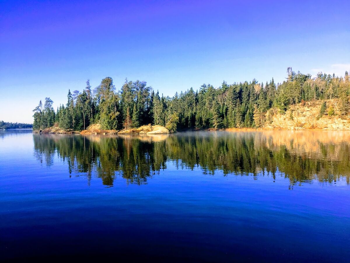 Shoreline at Dryberry lake in Ontario, Canada