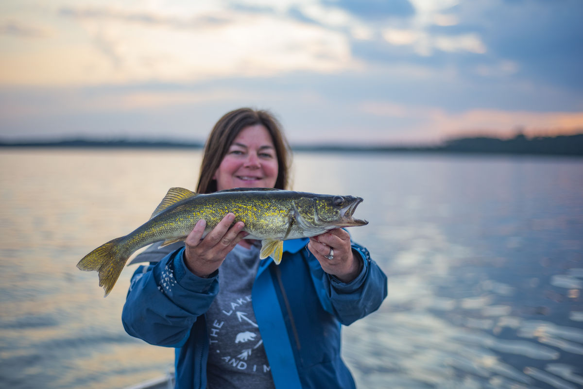 how hold walleye